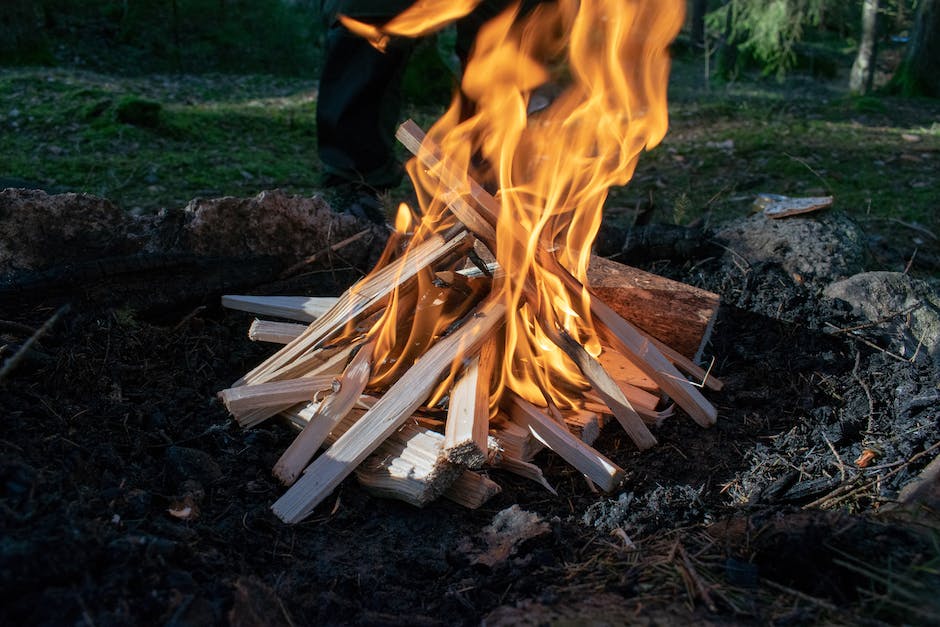  Feuer mit Holz machen
