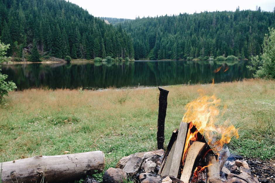  Feuer machen mit Holz